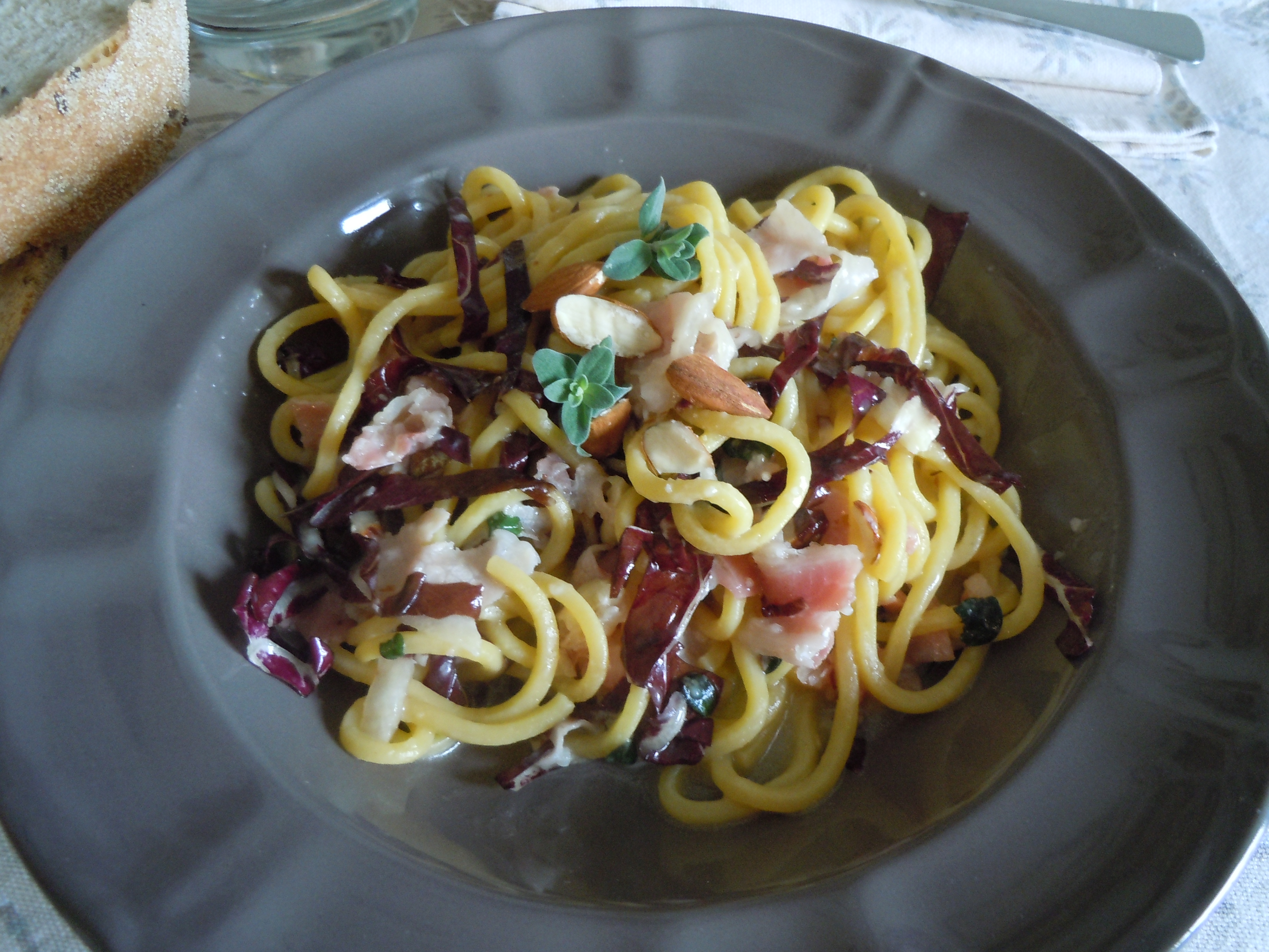 foto ingredienti Spaghetti con radicchio, mandorle e pancetta